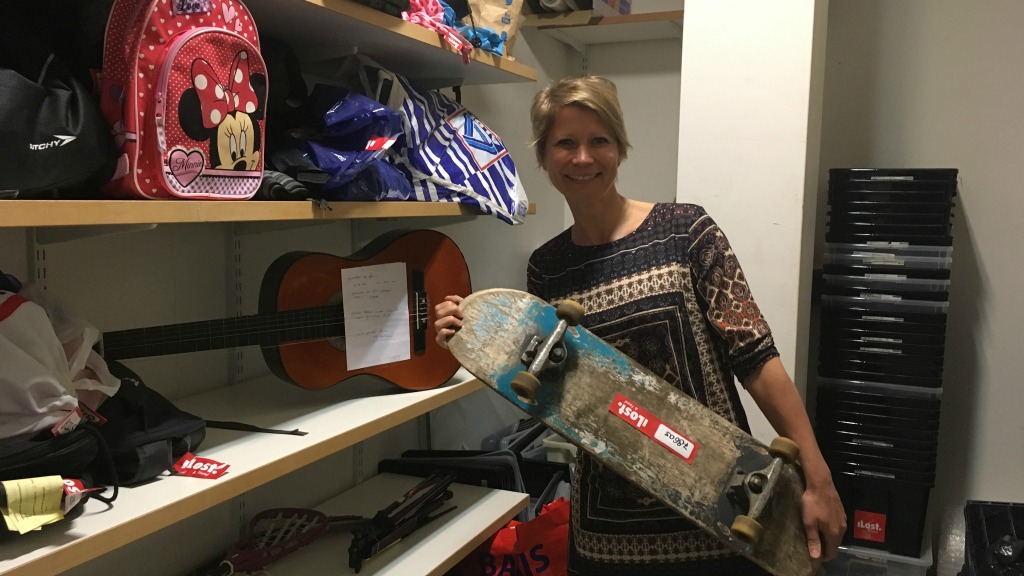 Hanneke Stegweg in haar magazijn met gevonden voorwerpen. Foto: Harmen van der Veen.