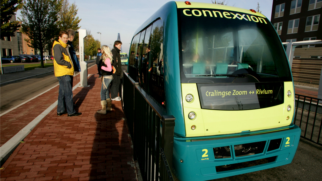 Een zelfrijdende bus die rezigers tussen metrostation Kralingse Zoom in Rotterdam en bedrijventerrein Rivium in Capelle aan den IJssel vervoert. Foto ANP