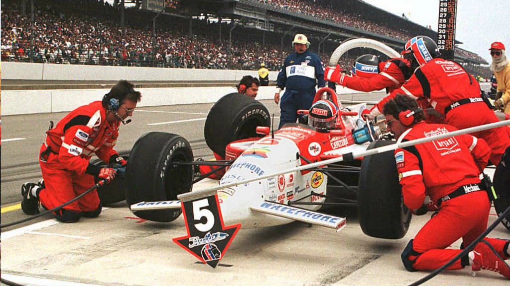 Luyendyk in de pits tijdens de Indy 500 van 1996. Foto: ANP.
