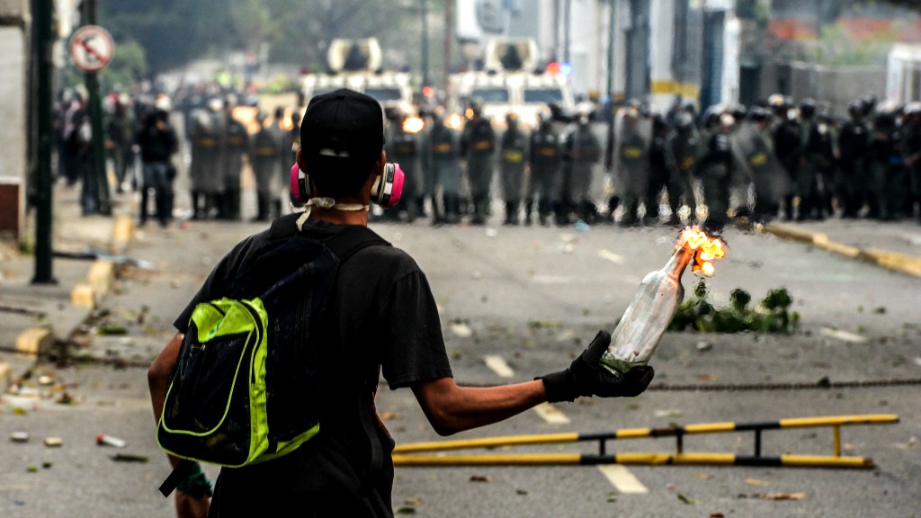 Molotovcocktail in Venezuela. Foto: ANP