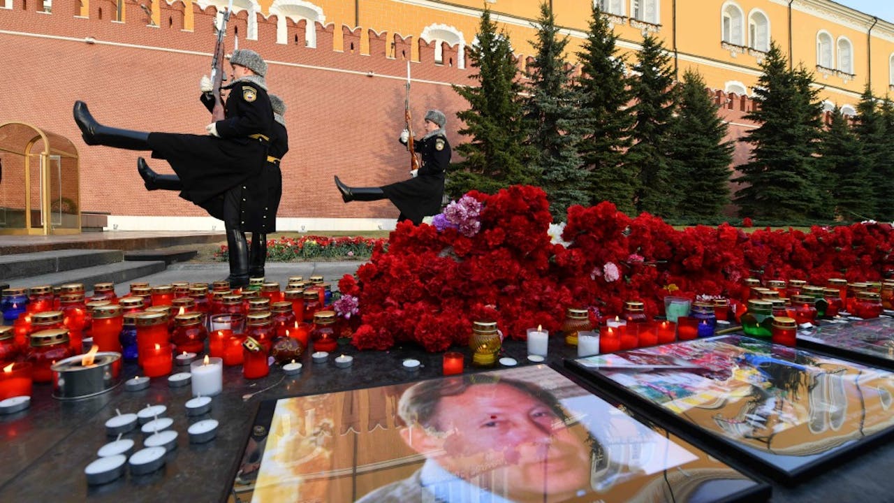 Bloemen, foto's en kaarsjes werden neergelegd om de slachtoffers van de aanslag te herdenken. Foto: ANP/AFP