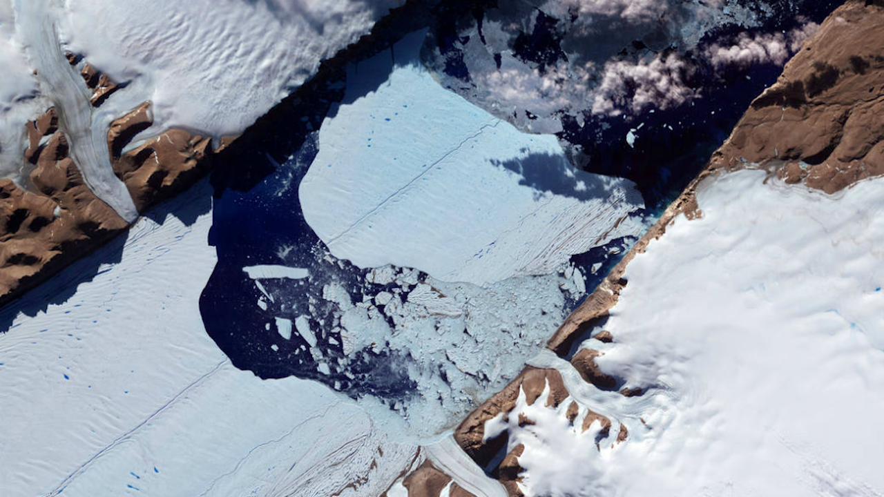 Petermann gletsjer toen daar in 2012 een enorm stuk afbrak (Foto: NASA)