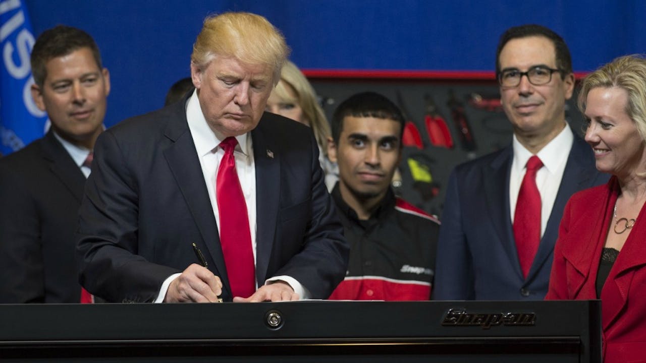 President Trump tekent 'Buy American, Hire American'-decreet. Foto: ANP/AFP