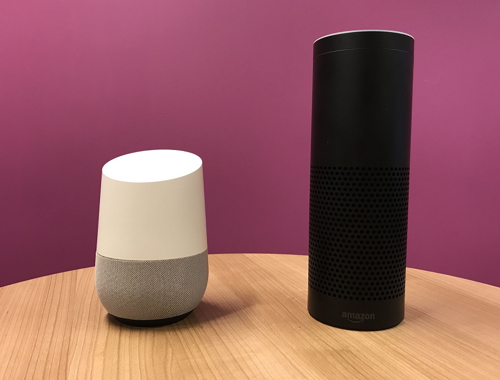 Links Google Home, rechts Amazon Alexa. Beeld: Hollandse Hoogte