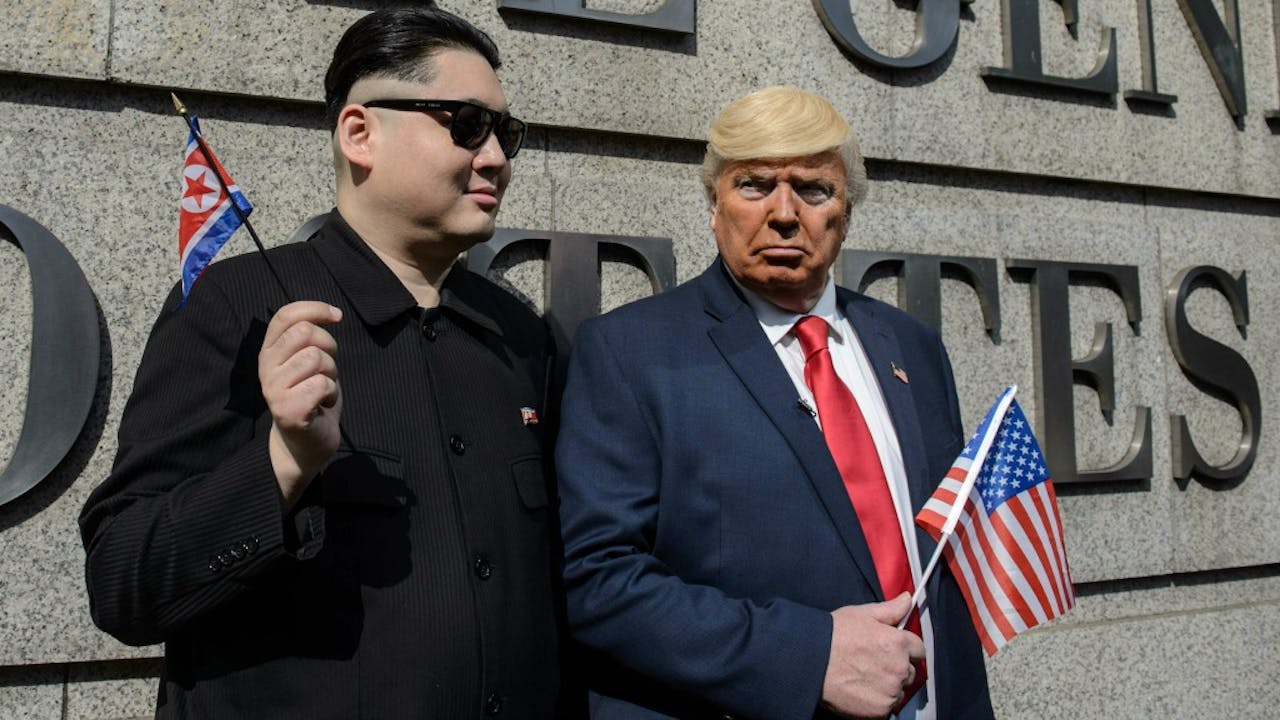 Kim Jong-un gespeeld door acteur Howard en Donald Trump gespeeld door Dennis, voor het US consulaat in Hong Kong. Foto: ANP
