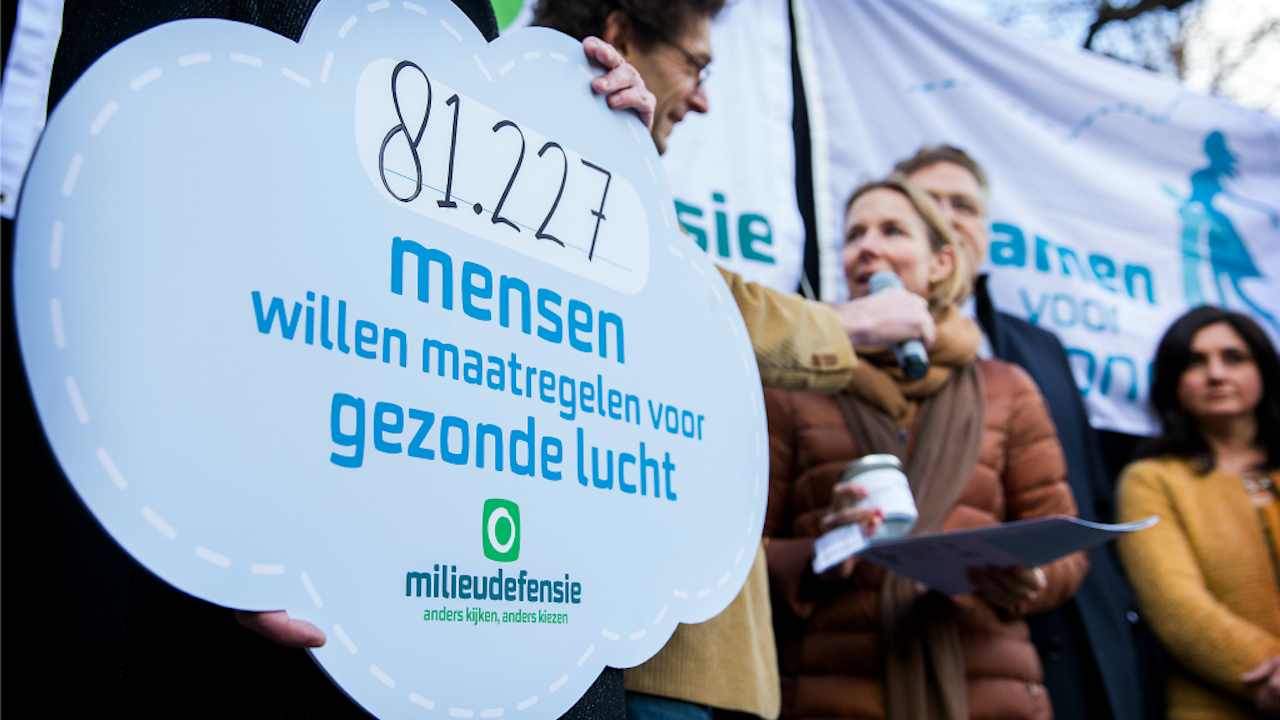 Foto: ANP. Actievoerders en Milieudefensie vroegen vorig jaar met potten vuile lucht voor de Tweede Kamer om maatregelen voor gezonde lucht.