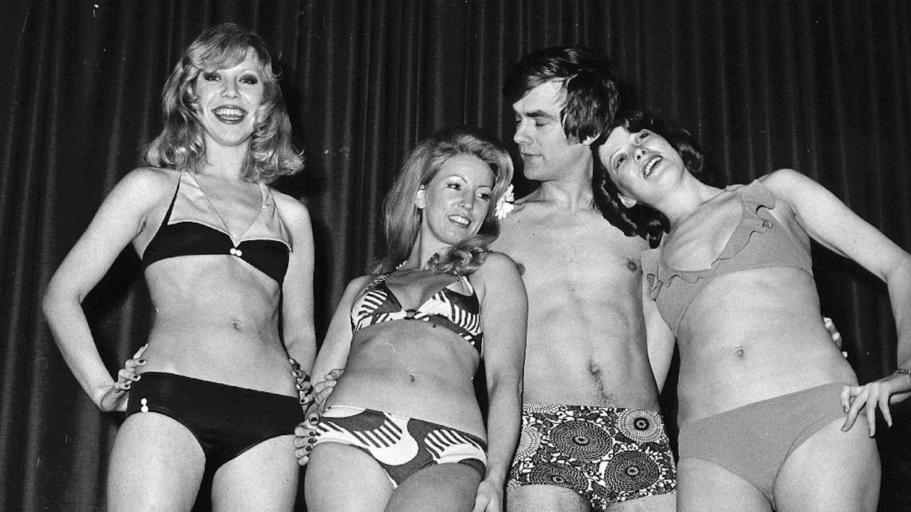 Tweka's persshow met de badmode voor 1973. Op de foto drie bikini's en een slip. De meest linkse bikini kreeg de naam 'Fruit Juice', en is gemaakt van polyester (Foto: ANP)