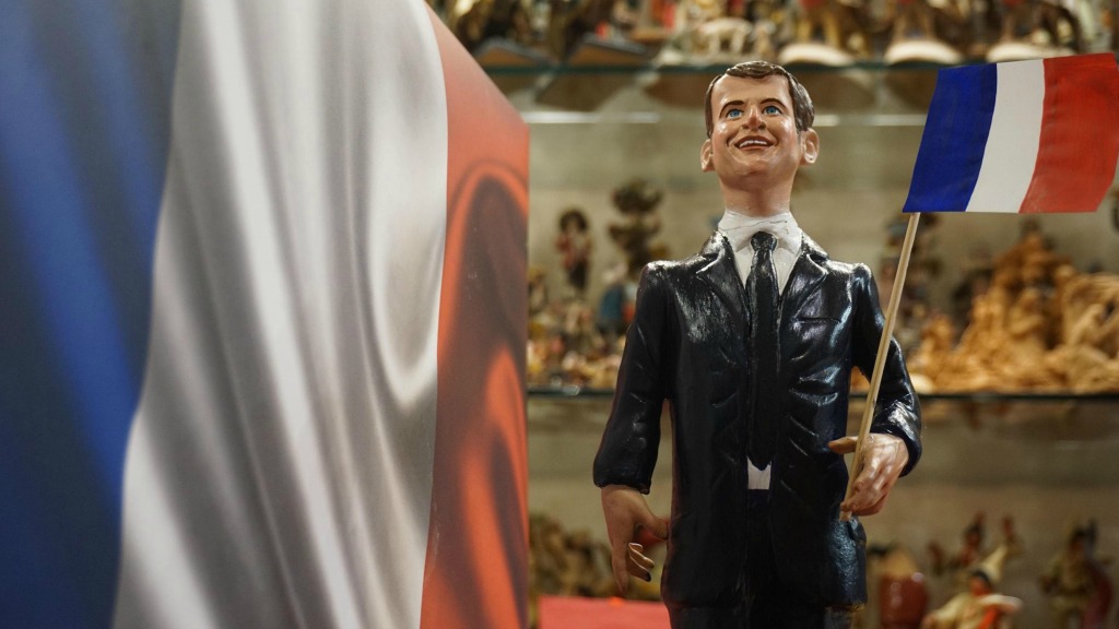 Een poppetje van Emmanuel Macron. Foto ANP