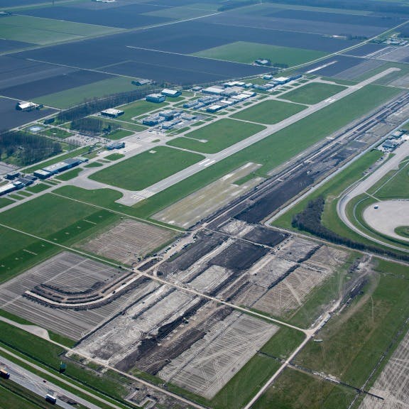 Dijksma: Minder overlast op vliegroutes Lelystad Airport