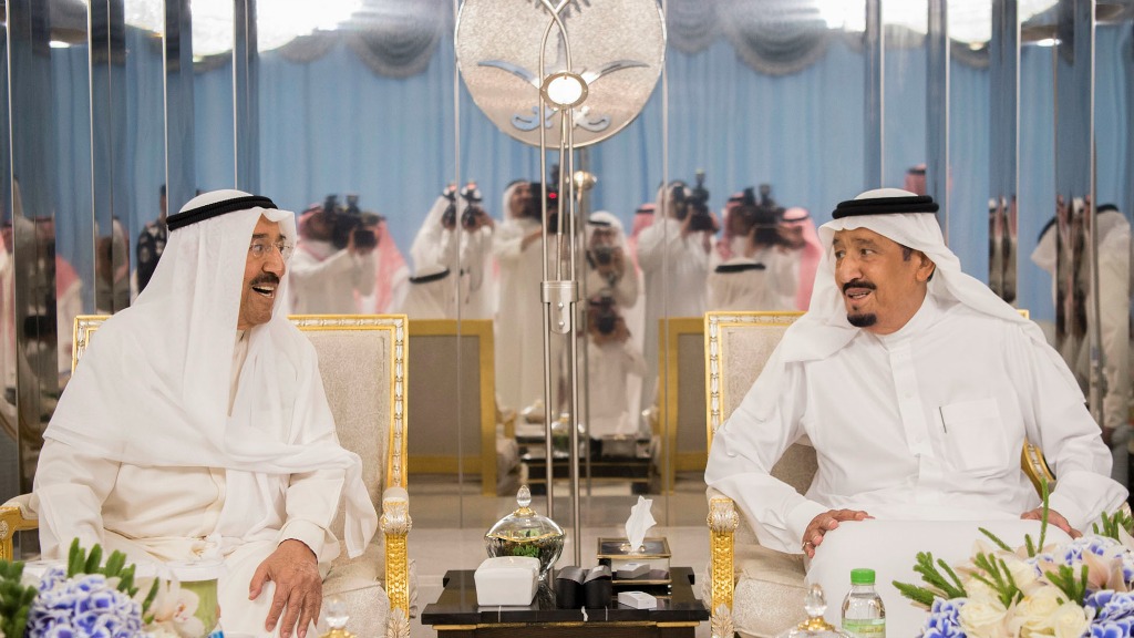 De emir van Koeweit sjeik Sabah al-Ahmad al-Jaber al-Sabah en koning Salman bin Abdulaziz al-Saud (Saoedi-Arabië, rechts) ontmoeten elkaar in de stad Jeddah. Beiden zijn in Jeddah om te praten over de crisis tussen Qatar en de andere golfstaten. Foto ANP