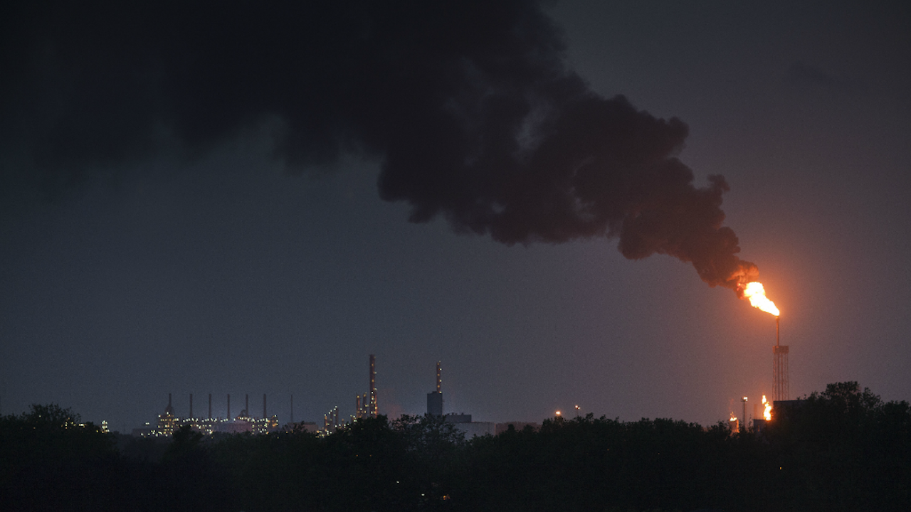 Archieffoto van Chemelot, dat voorheen onder DSM viel. DSM is in 1902 opgericht als staatsbedrijf voor de exploitatie van ondergrondse steenkoolreserves in Limburg. Later zijn daar de productie van ammoniak en kunstmest bijgekomen op basis van bijproducten die vrij kwamen bij het vergassen van steenkool. (Foto: Roger Dohmen/HH, 2012)