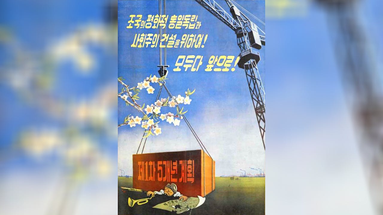 De slogan: "Op naar de vreedzame onafhankelijke hereninging van het vaderland en de opbouw van het socialisme" en op de container staat "het eerste vijfjarenplan" (Beeld: Yun Ryong-su en Kwak Hŭng-mo / Universiteit Leiden)