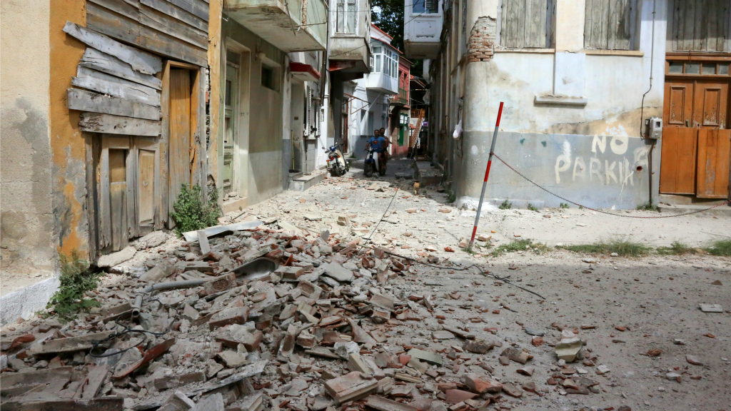 Een beschadigd gebouw in Plomari, Lesbos. Foto: HH/Manolis Lagoutaris