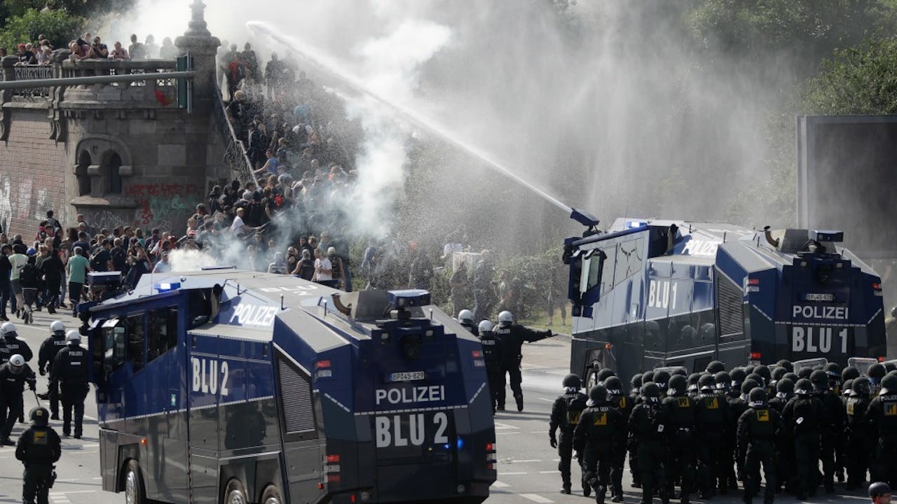De politie gebruikte waterkanonnen om de demonstranten uit elkaar te drijven. Foto: HH/Matthias Schrader