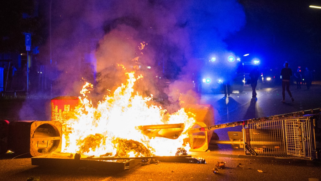 Een brandende barricade in Hamburg. Foto: HH/Daniel Bockwoldt