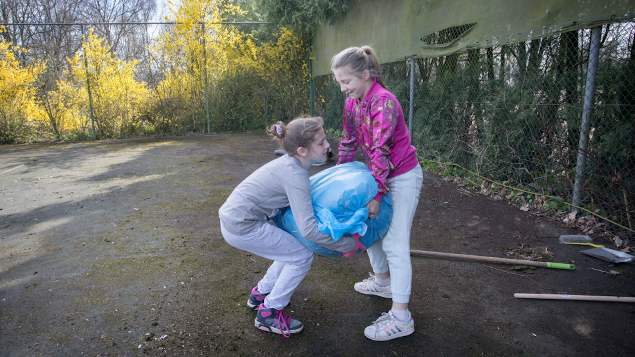 Foto uit maart. Bewoners van Fort Oranje deden toen mee aan de Landelijke Opschoondag. De camping was negatief in het nieuws geweest. En de bewoners namen zelf het heft in handen om de camping op te knappen. Er werden 5 containers met afval ingezameld door ruim 100 vrijwilligers. (Foto: Joyce van Belkom/Hollandse Hoogte)