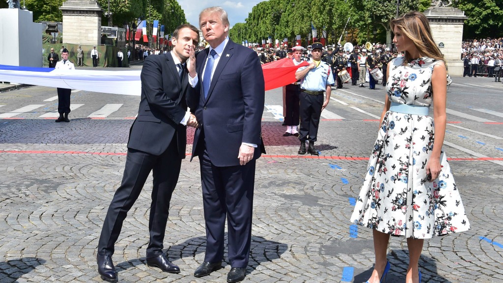 Macron en Trump, diens vrouw Melania ernaast, in Parijs. Foto ANP