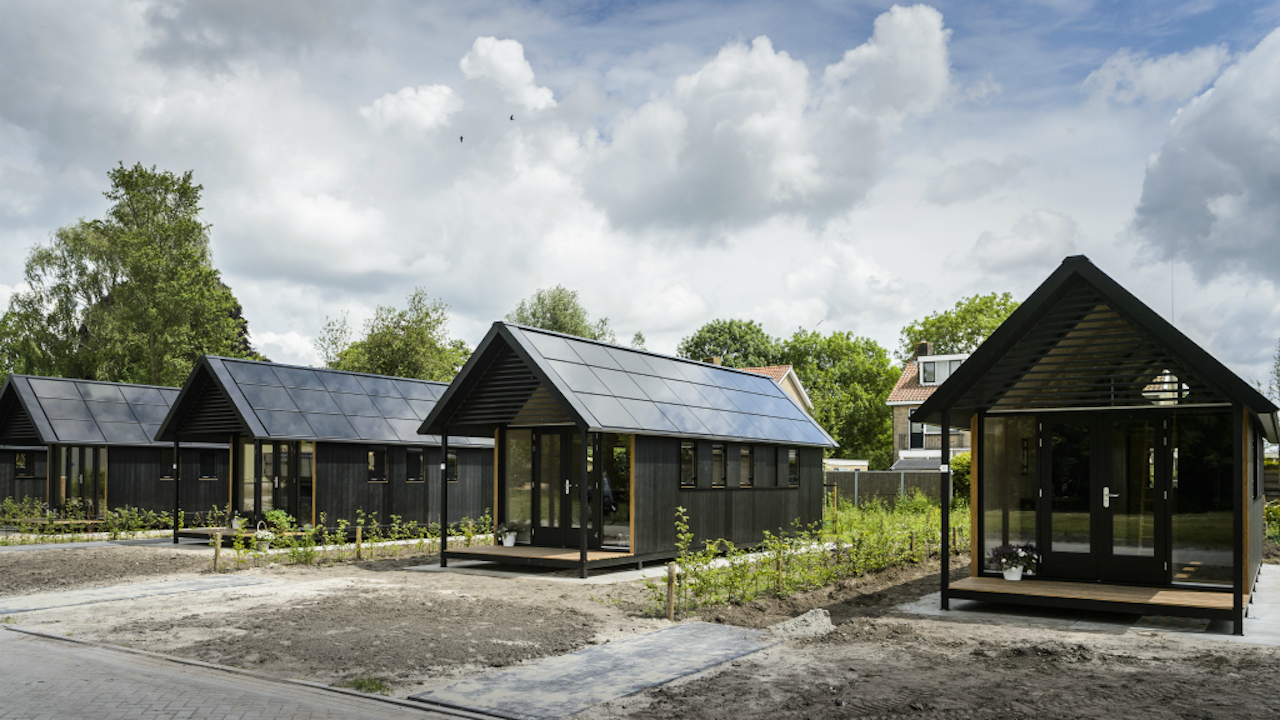 In het Friese Hurdegaryp staat het eerste straatje met tiny houses, oftewel kleine huisjes, in Nederland (Foto: HH/Kees van de Veen)