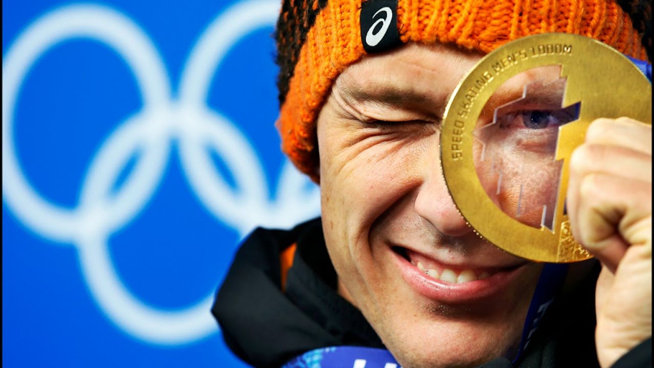 Stefan Groothuis toont trots de gouden medaille die hij behaalde op de 1000 meter tijdens de Olympische Winterspelen in Sotsji (2014). Foto: HH/Pim Ras.