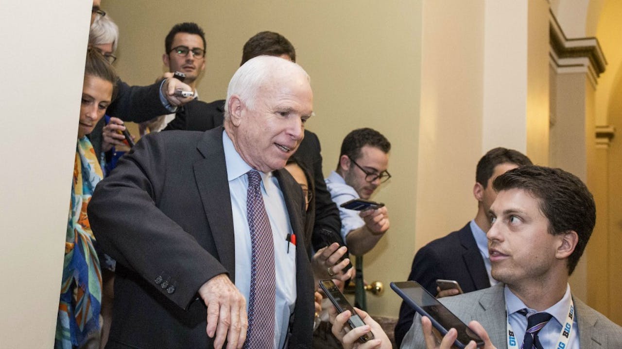 Senator John McCain na afloop van de stemming. Foto: ANP/AFP