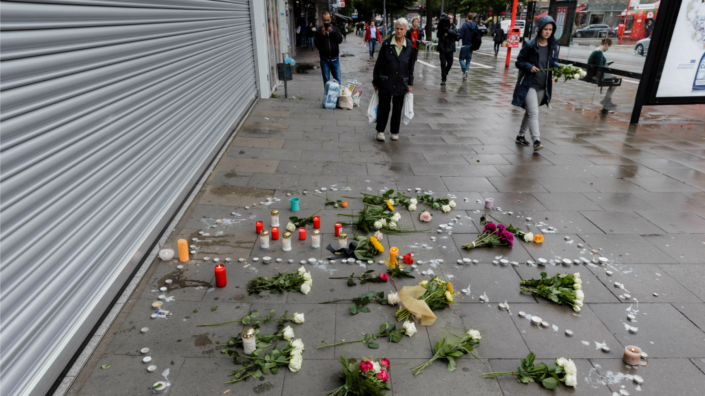 Een gedenkteken bij de supermarkt waar een man in Hamburg vrijdagavond een persoon doodstak en zes anderen ernstig verwondde. Foto ANP