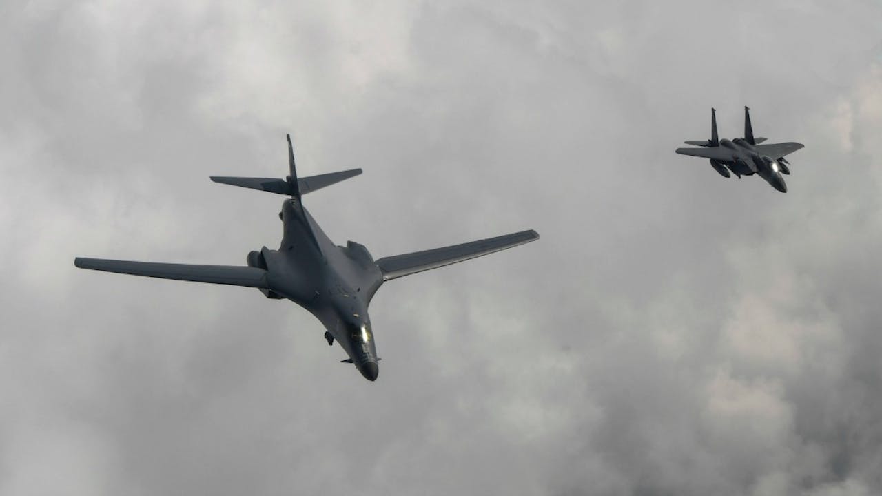 Amerikaanse B1-B-bommenwerper (L) en Zuid-Koreaanse F-15K-straaljager. Foto: ANP/EPA