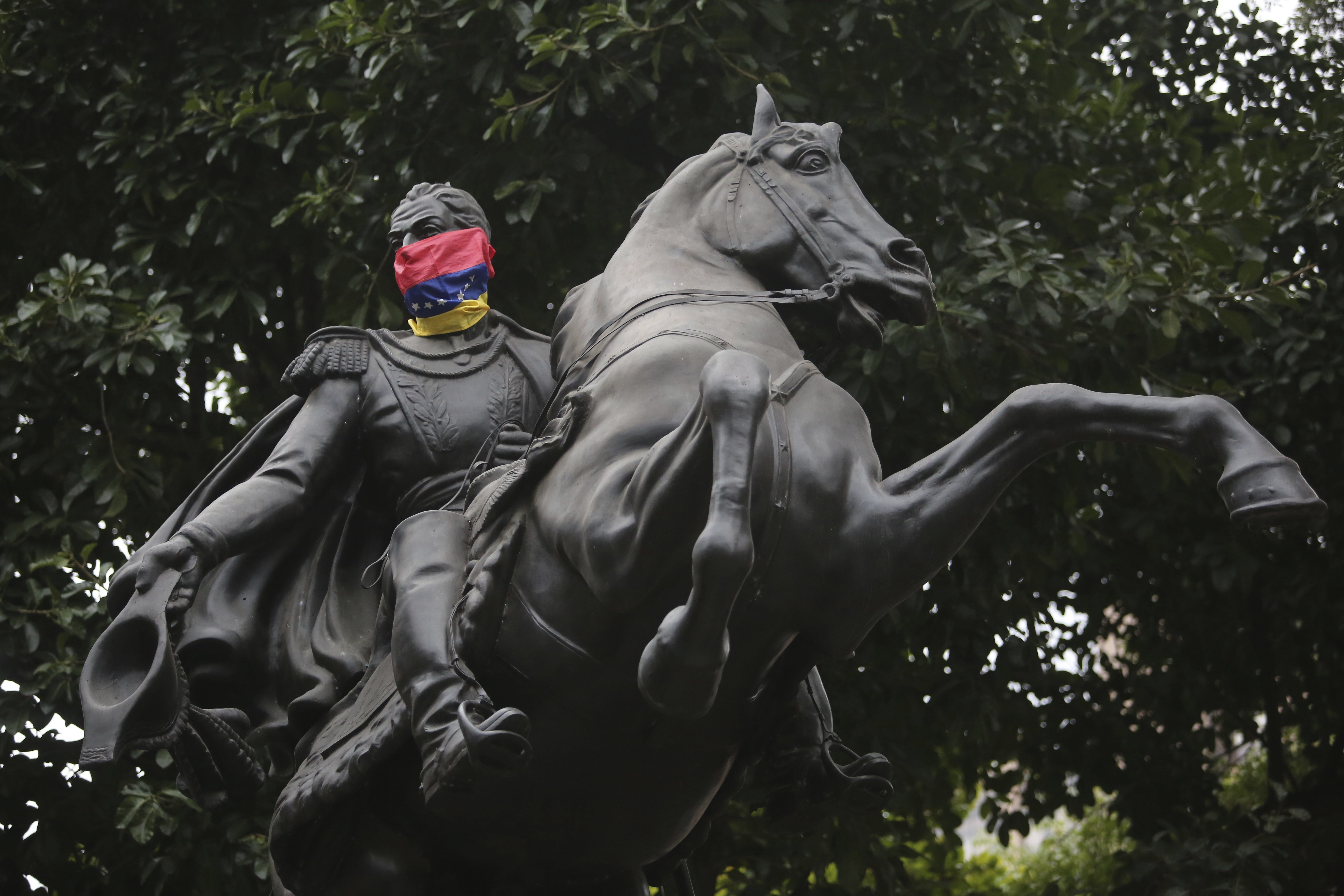 Een Venezolaanse vlag bedekt het gezicht van de nationale held Simon Bolivar. Foto: HH/Wil Riera.