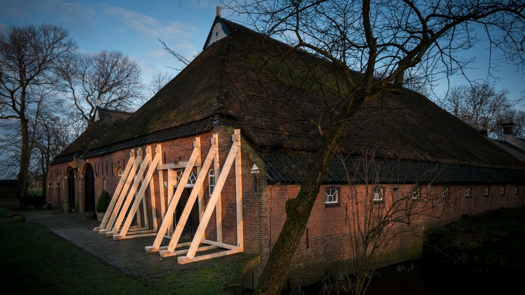 Een boerderij in Huizinge die zwaar beschadigd is geraakt door de aarbevingen. Foto: HH/Kees van de Veen