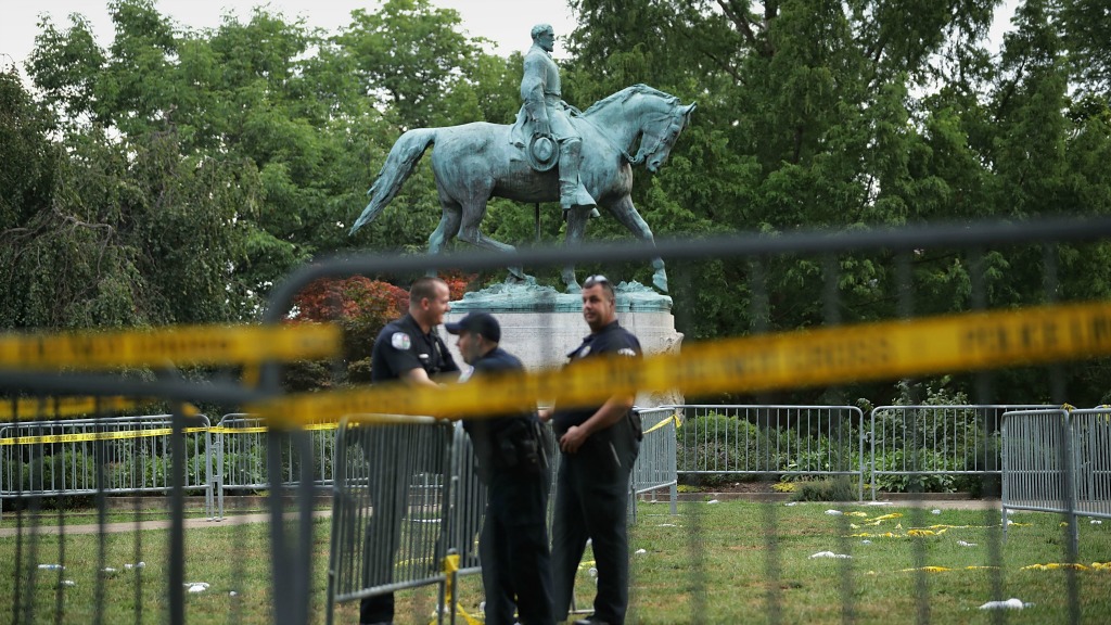 Agenten bij het standbeeld van Robert E. Lee. Foto: ANP/AFP