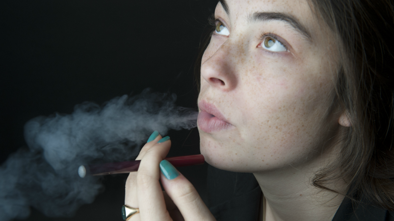 Meisje van 18 jaar rookt een e-sigaret, electronische sigaret, met nicotine. (Foto: Hollandse Hoogte)