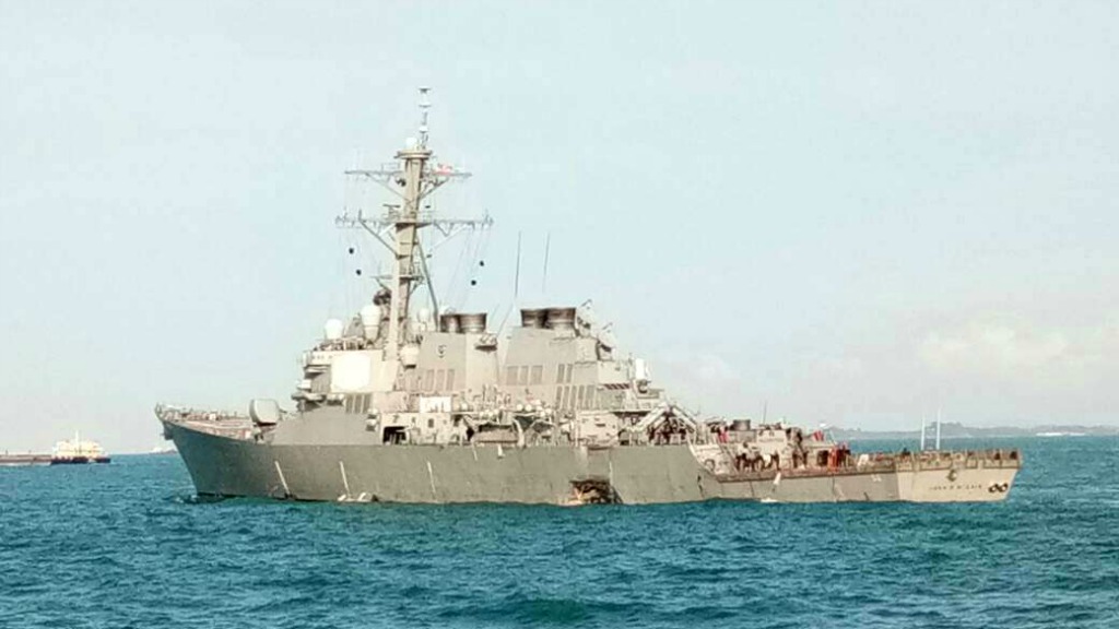 Het Amerikaanse fregat de John S. McCain met het gat duidelijk zichbaar. Foto: HH/SIPA Press