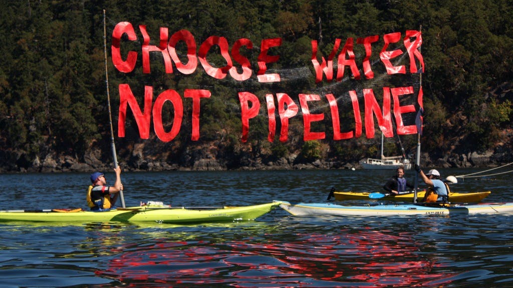 Activisten van Greenpeace demonstreren tegen de Dakota Access Pipeline. Foto ANP