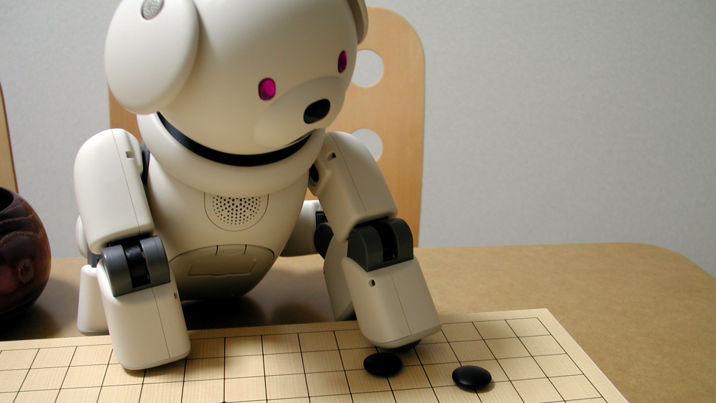 Het Japanse robothondje Aibo speelt Go (Foto: Hiroaki Maeda via Flickr)