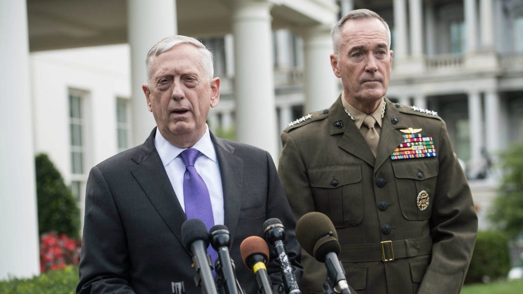 Defensieminister James Mattis (L) en generaal Joseph Dunford. Foto: ANP/AFP