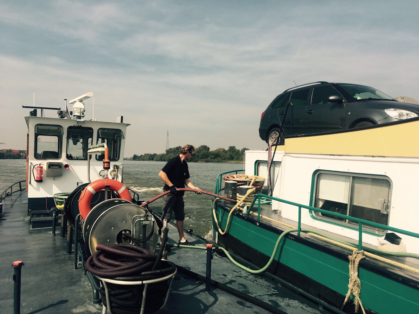 Schipper Arend Jan Hartman bunkert de boot van zijn klant.