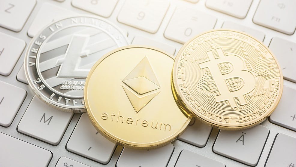 De logo's van de drie bekende cryptovaluta Bitcoin, Ethereum en Litecoin. Beeld: Hollandse Hoogte