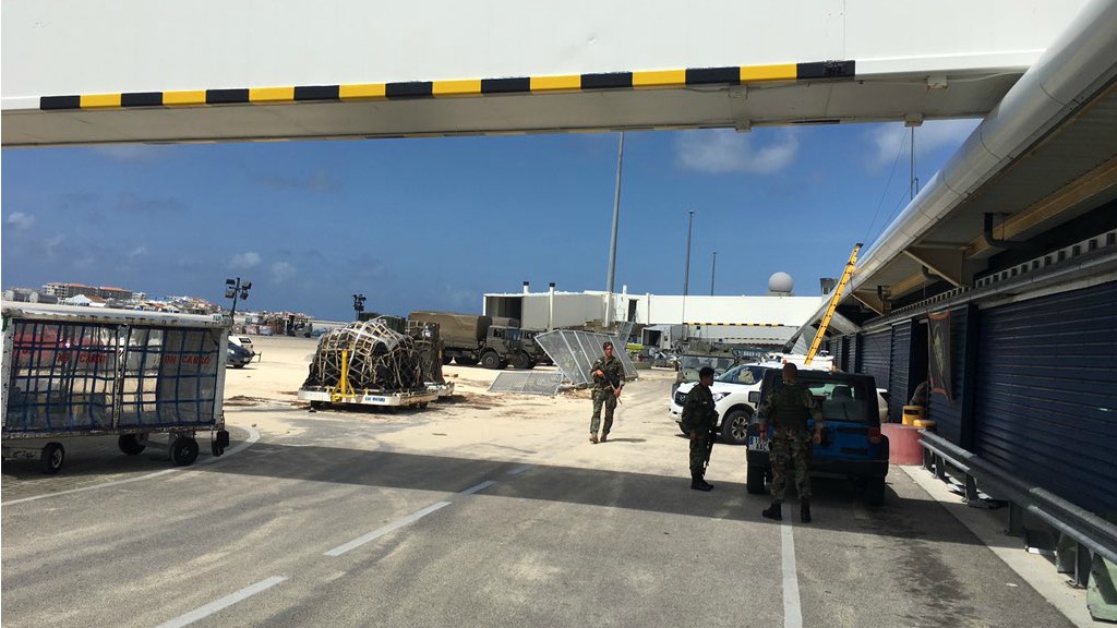 Het vliegveld van Sint-Maarten na orkaan Irma. Foto BNR / Martijn de Rijk