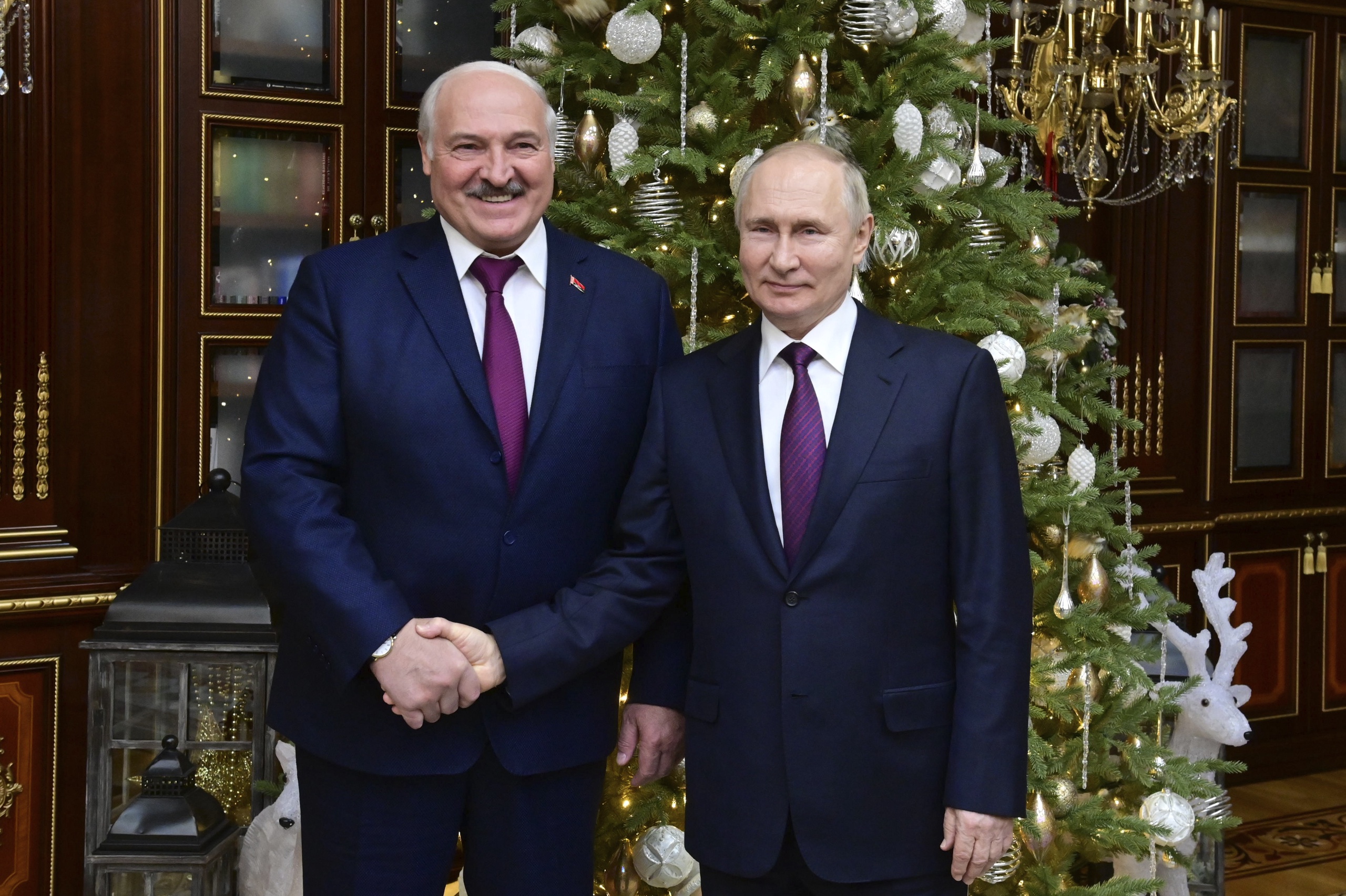 De Russische president Poetin (r) en zijn Belarussische gastheer Loekasjenko (l): een ongemakkelijk duo. Loekasjenko zit dus tussen de spreekwoordelijke twee vuren: aan de ene kant zijn machtige broodheer die hem bij zijn avonturen wil betrekken en zijn land eigenlijk wil incorporeren in een groter Rusland, aan de andere de tijdbom van sociale onvrede onder zijn eigen bevolking.