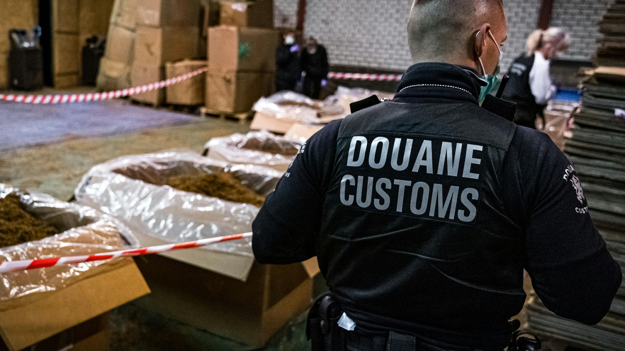 Een illegale sigarettenfabriek die werd ontdekt tijdens invallen van de fiscale opsporingsdienst FIOD en de douane in Limburg in een onderzoek naar illegale sigarettenproductie en -handel.