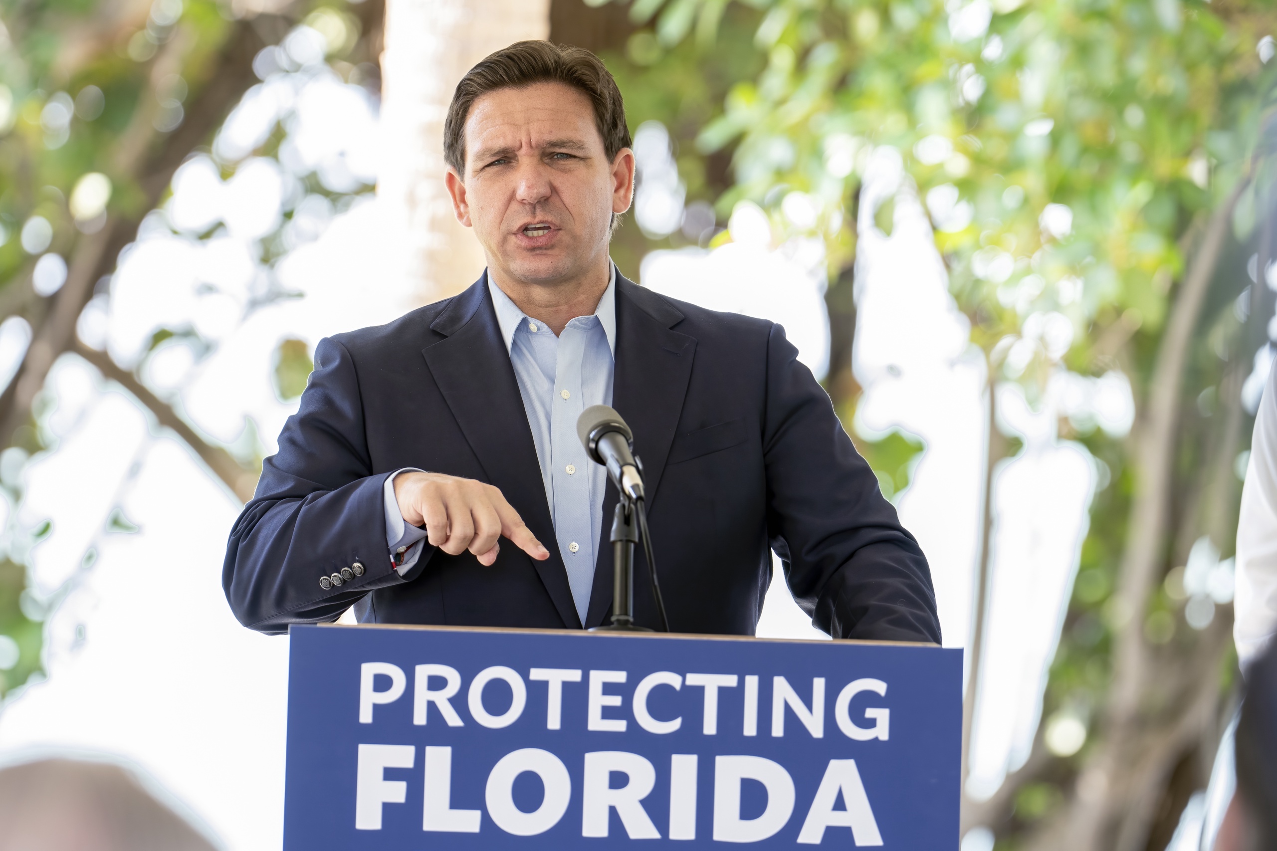 Gouverneur Ron DeSantis. DeSantis staat bekend als rabiaat anti-woke, na zijn herverkiezingsoverwinning gaf hij een speech waarin hij aankondigde dat Florida de staat is 'waar woke gaat sterven'. 