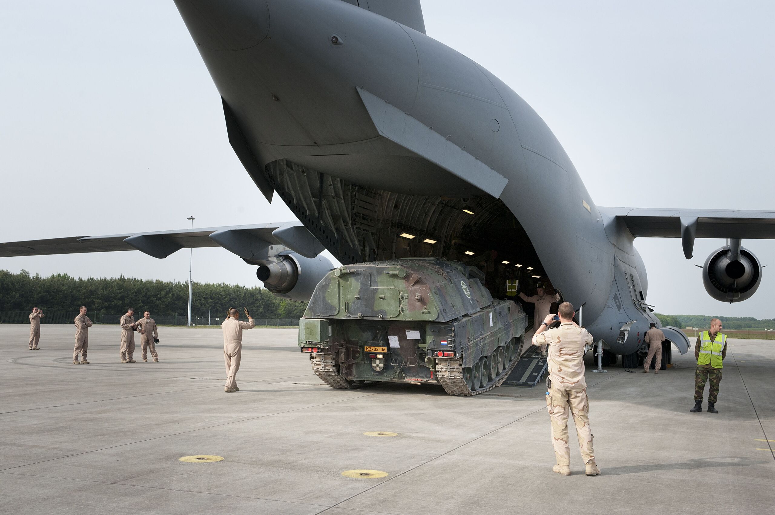 Op de vliegbasis Eindhoven arriveert een zware pantserhouwitser die vanuit Afghanistan is overgevlogen.