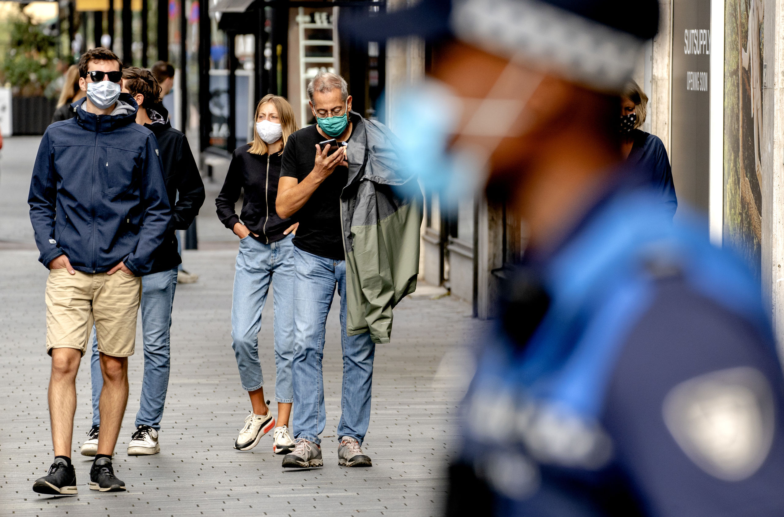 Handhavers in het centrum van Rotterdam. De gemeente Rotterdam gaat, net als in Amsterdam, het verplicht dragen van een mondkapje in grote delen van de stad handhaven.