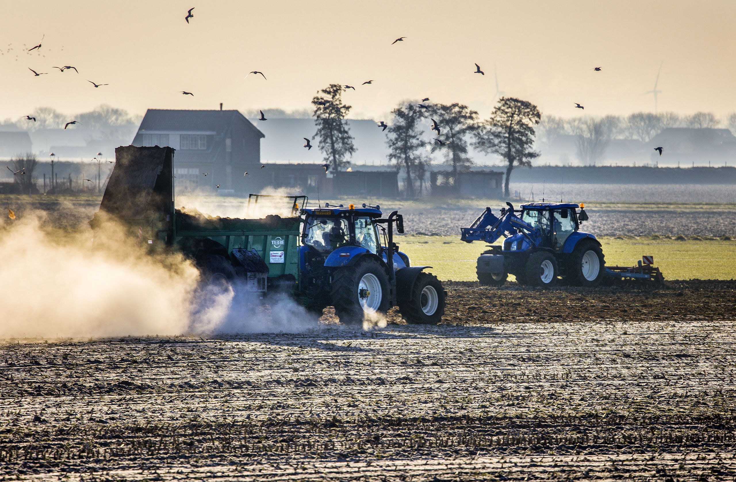 Boeren rijden mest uit op het land. Volgens CDA-prominent Bovens redeneert de BBB het stikstofprobleem 'administratief weg.'