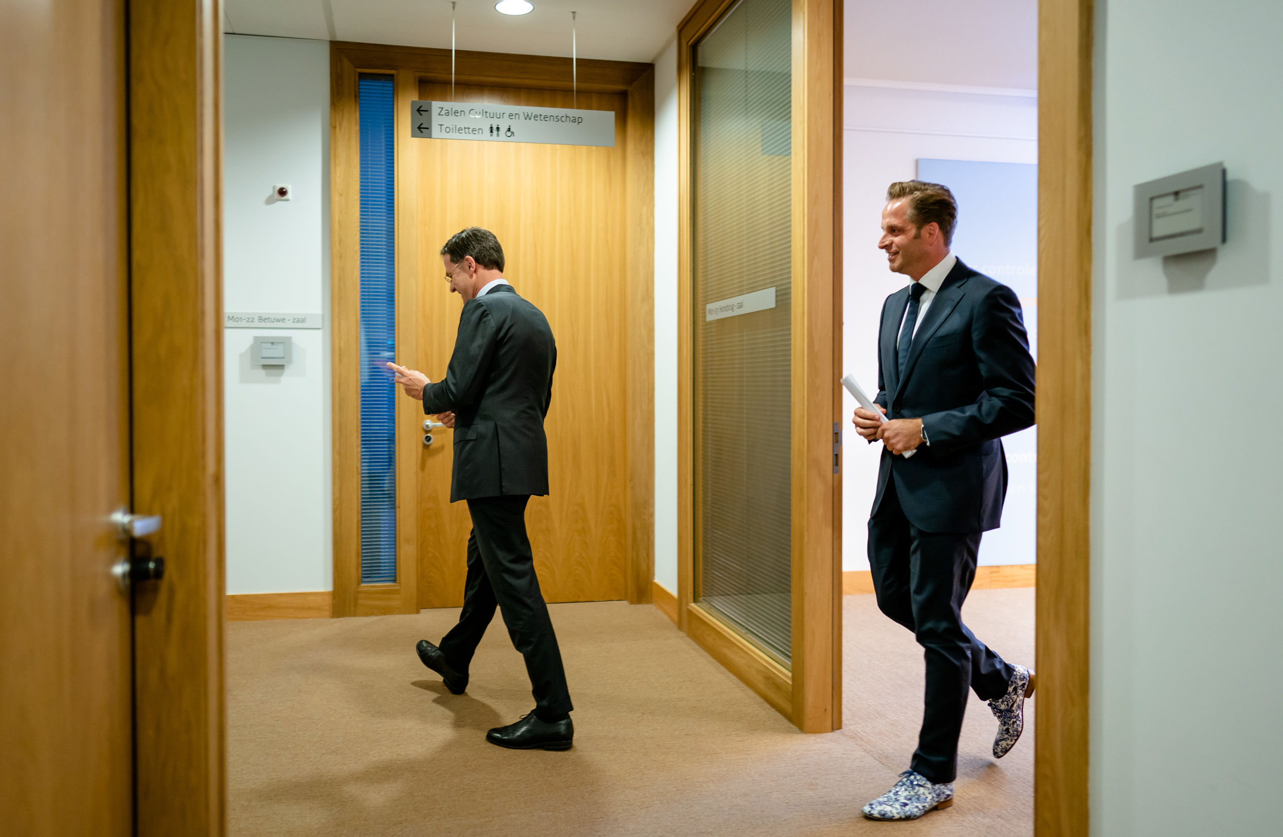 Premier Mark Rutte en Minister Hugo de Jonge van Volksgezondheid, Welzijn en Sport (CDA) na afloop van de persconferentie.