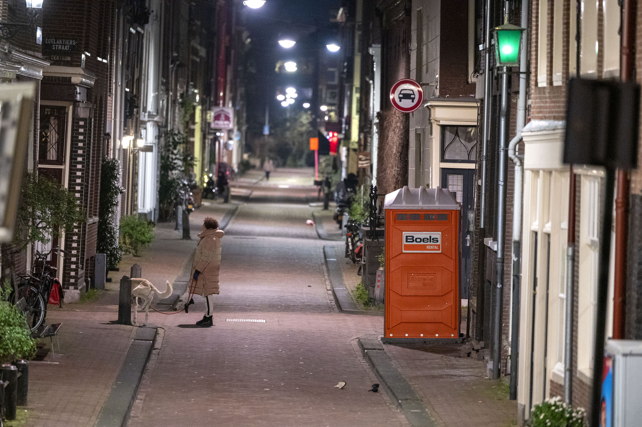 In de Jordaan worden de hondjes uitgelaten.