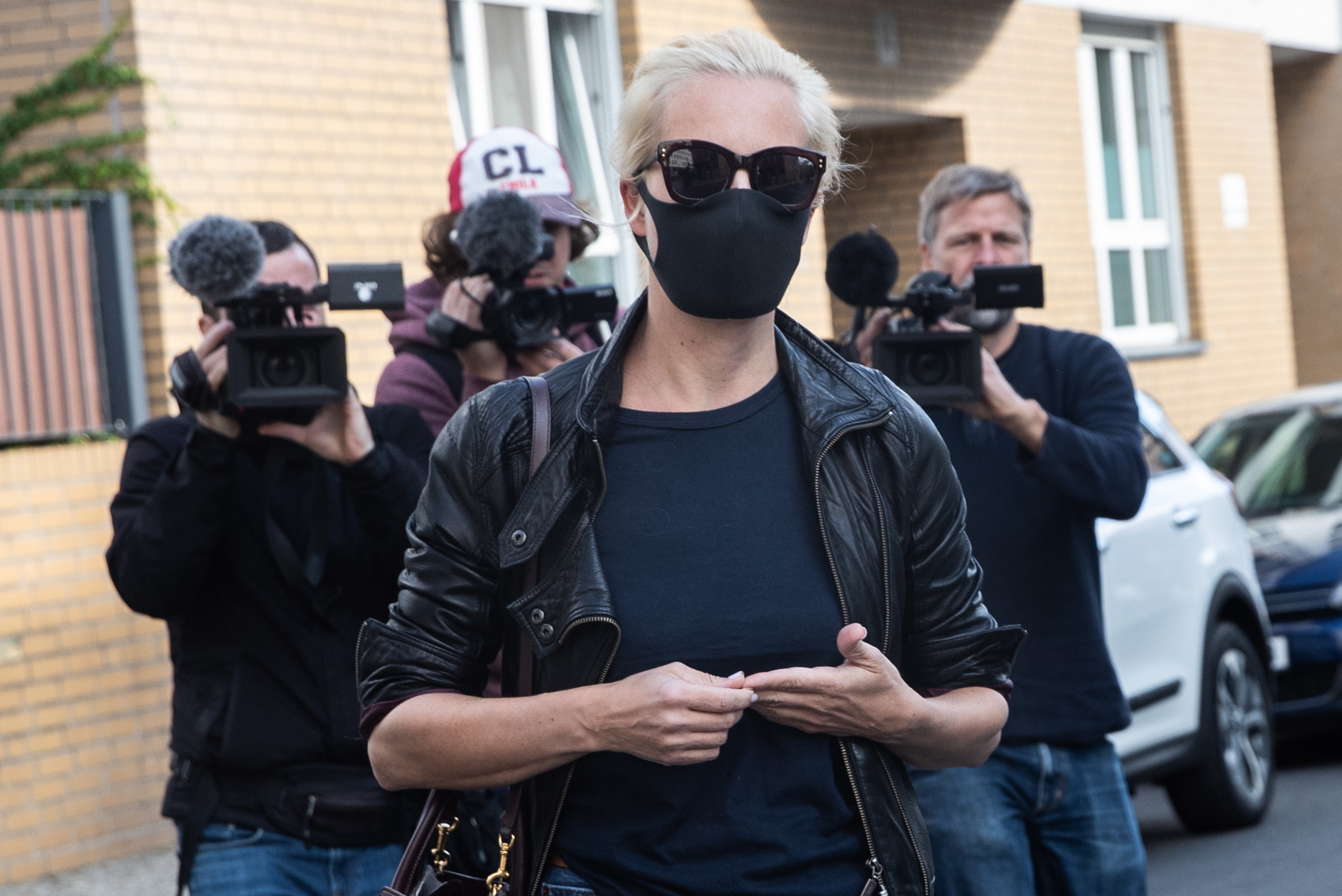 Yulia Navalny arriveert bij het ziekenhuis waar haar man l
