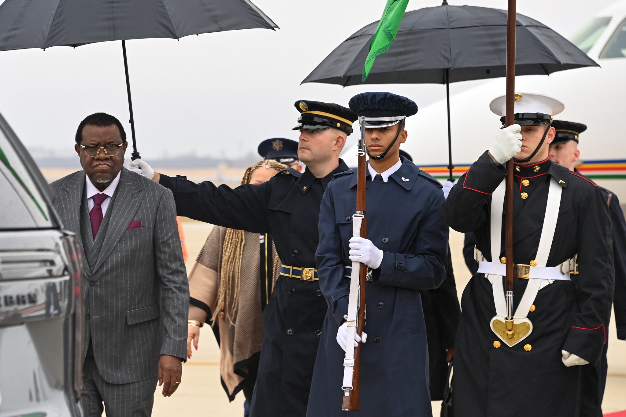 De Namibische president Hage Geingob arriveert in de VS. Vandaag begint in de Amerikaanse hoofdstad Washington DC de driedaagse US-African Leaders Summit, de leiderschapsconferentie waarvoor president Joe Biden bijna alle Afrikaanse landen en de Afrikaanse Unie heeft uitgenodigd. 