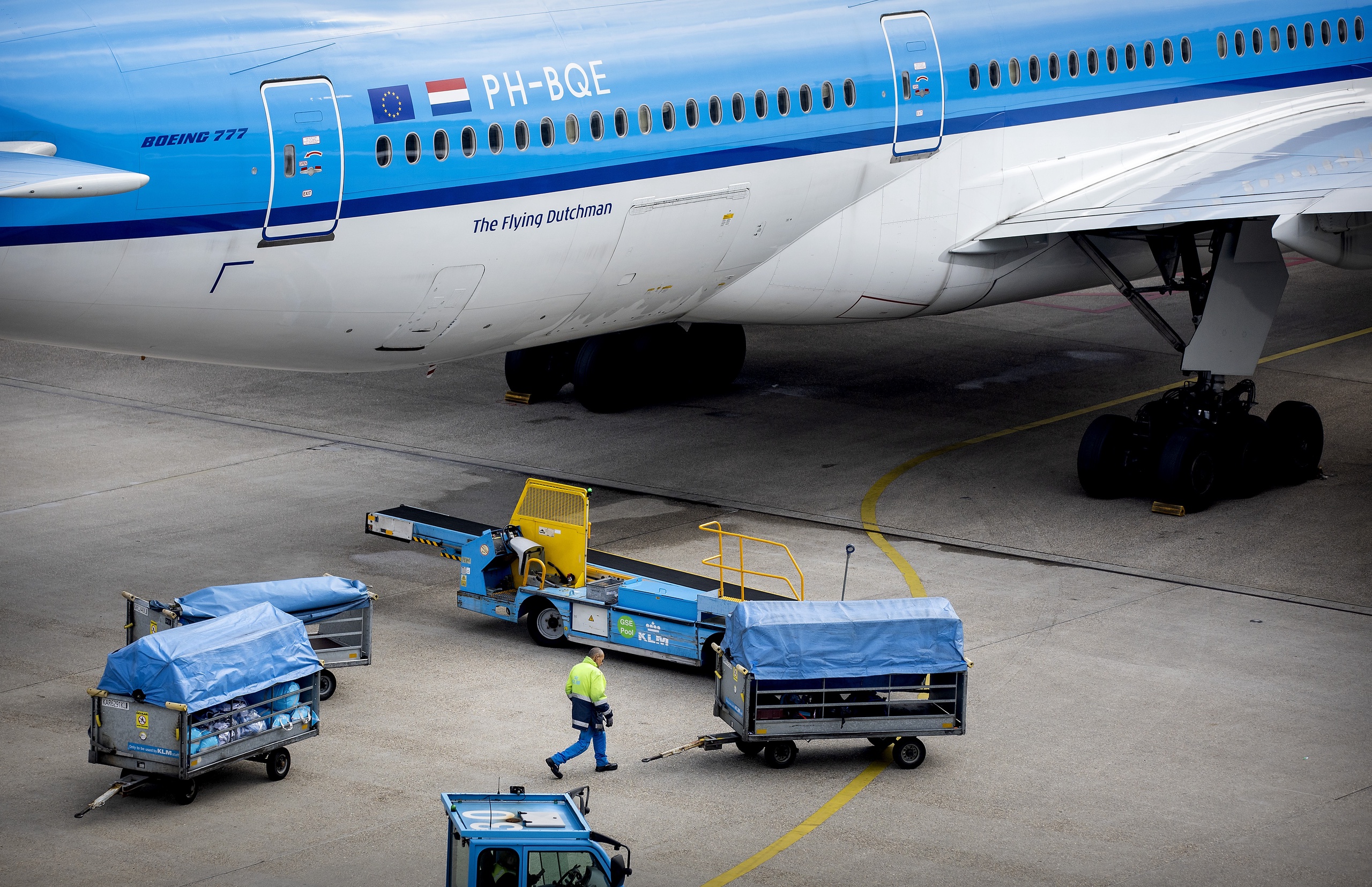 Bagage afhandeling van KLM op de luchthaven van Schiphol. Schiphol beschermt zijn personeel onvoldoende tegen blootstelling aan schadelijke vliegtuiguitstoot. Dat concludeert de Nederlandse Arbeidsinspectie. 