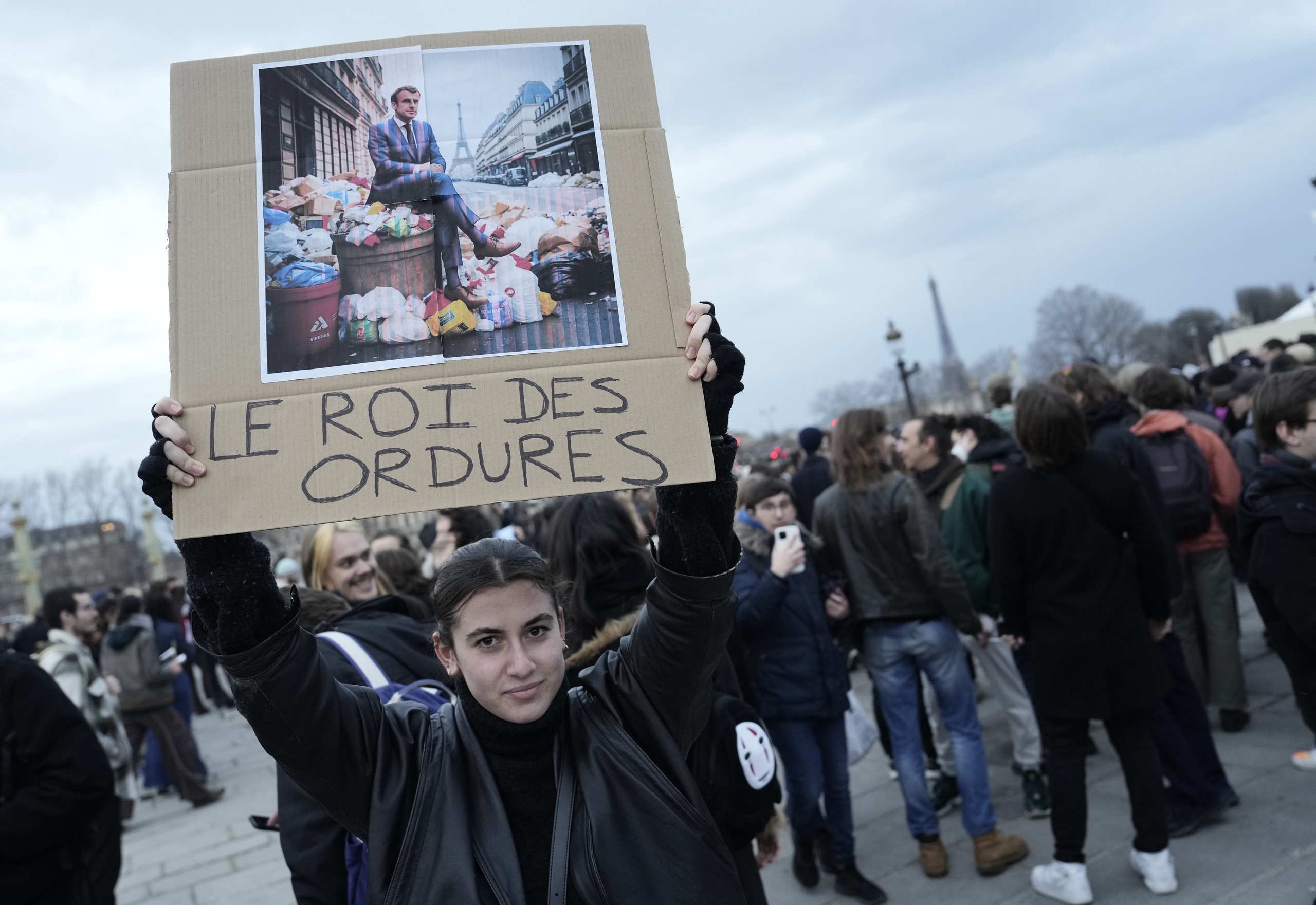 La popularité du président Emmanuel Macron est tombée cette semaine à son plus bas niveau depuis 2019, selon un sondage du journal français Le Journal du Dimanche.  Le président français se heurte à de nombreuses résistances dans sa tentative de relever l'âge de la retraite.