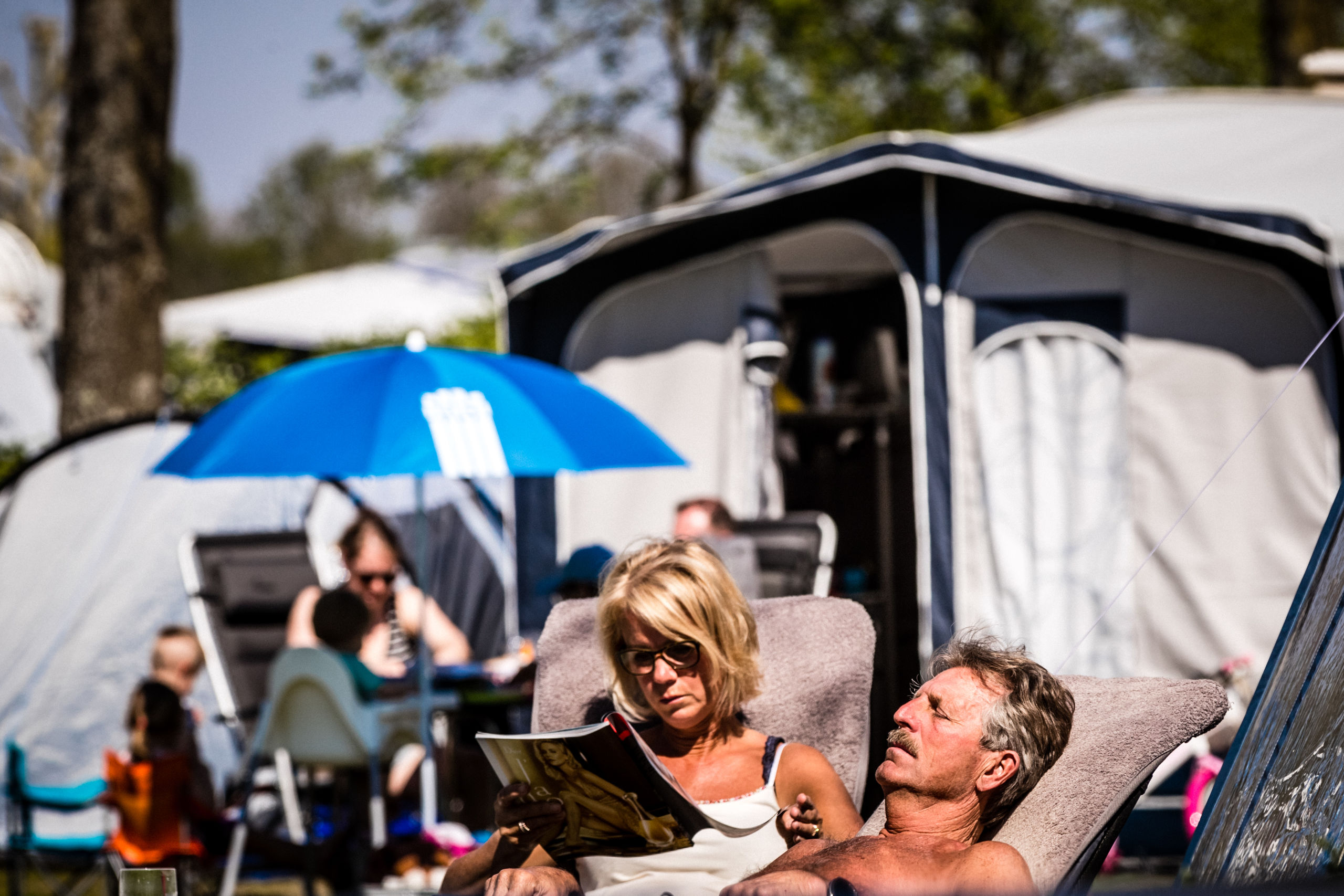 Campingbezoekers in de zon
